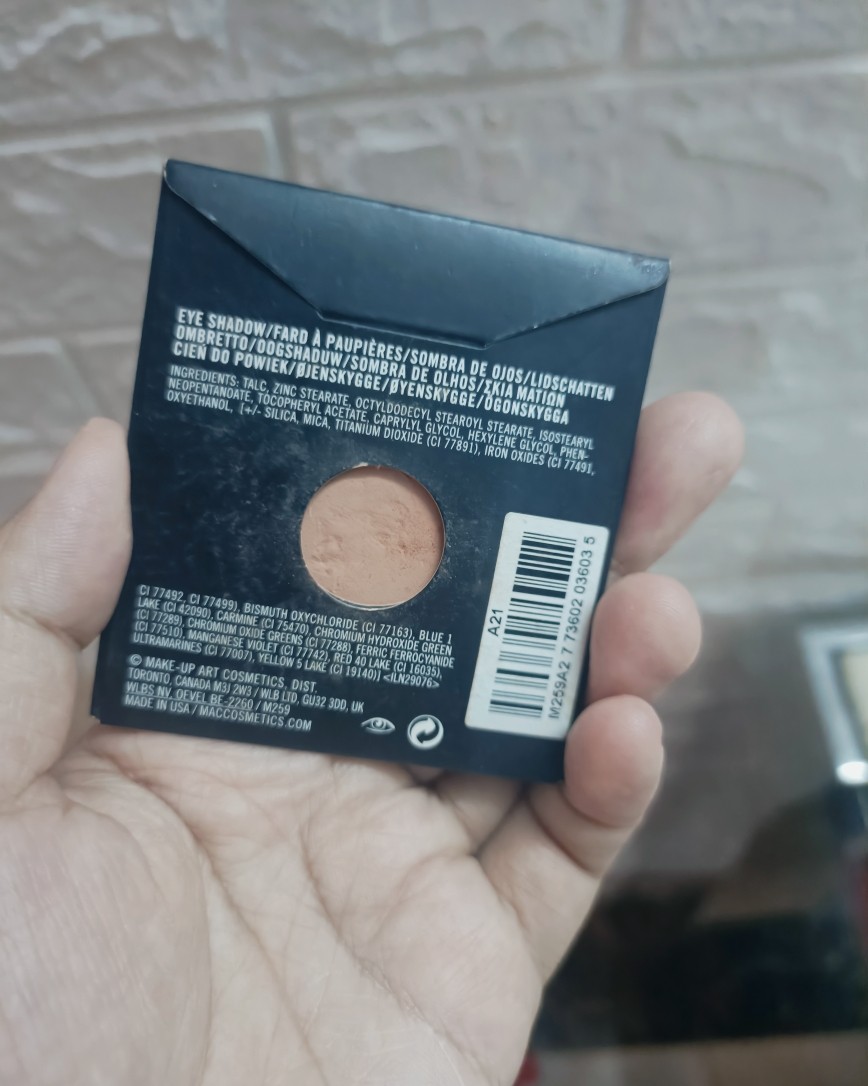 千篇一律的妆容比较tired，可以玩一下这种赛博妆容了，灵感