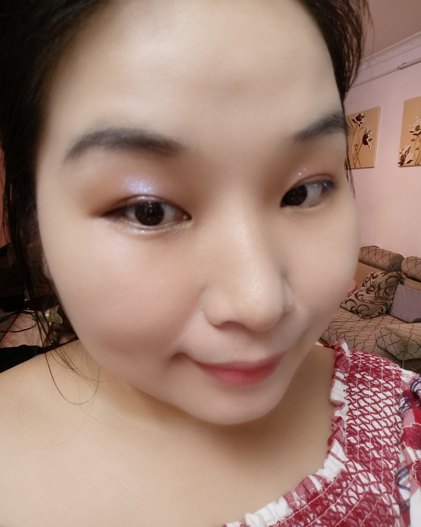 千篇一律的妆容比较tired，可以玩一下这种赛博妆容了，灵感