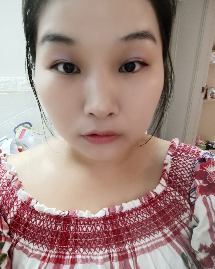 千篇一律的妆容比较tired，可以玩一下这种赛博妆容了，灵感