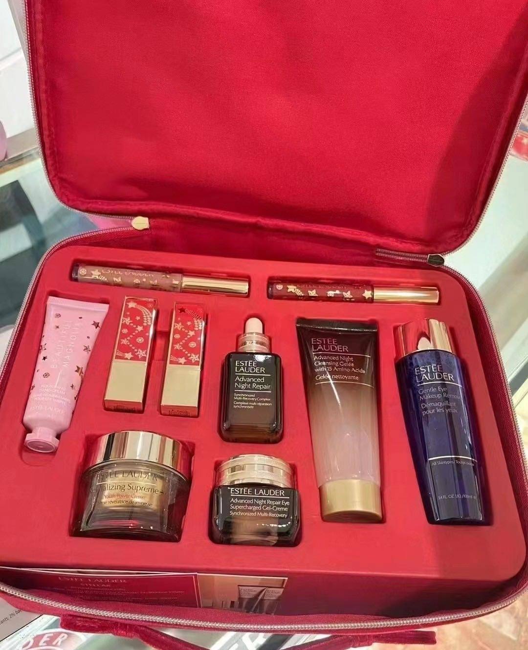 每年雅诗兰黛除了买一赠一活动是大家所期待的以外，圣诞大礼包活