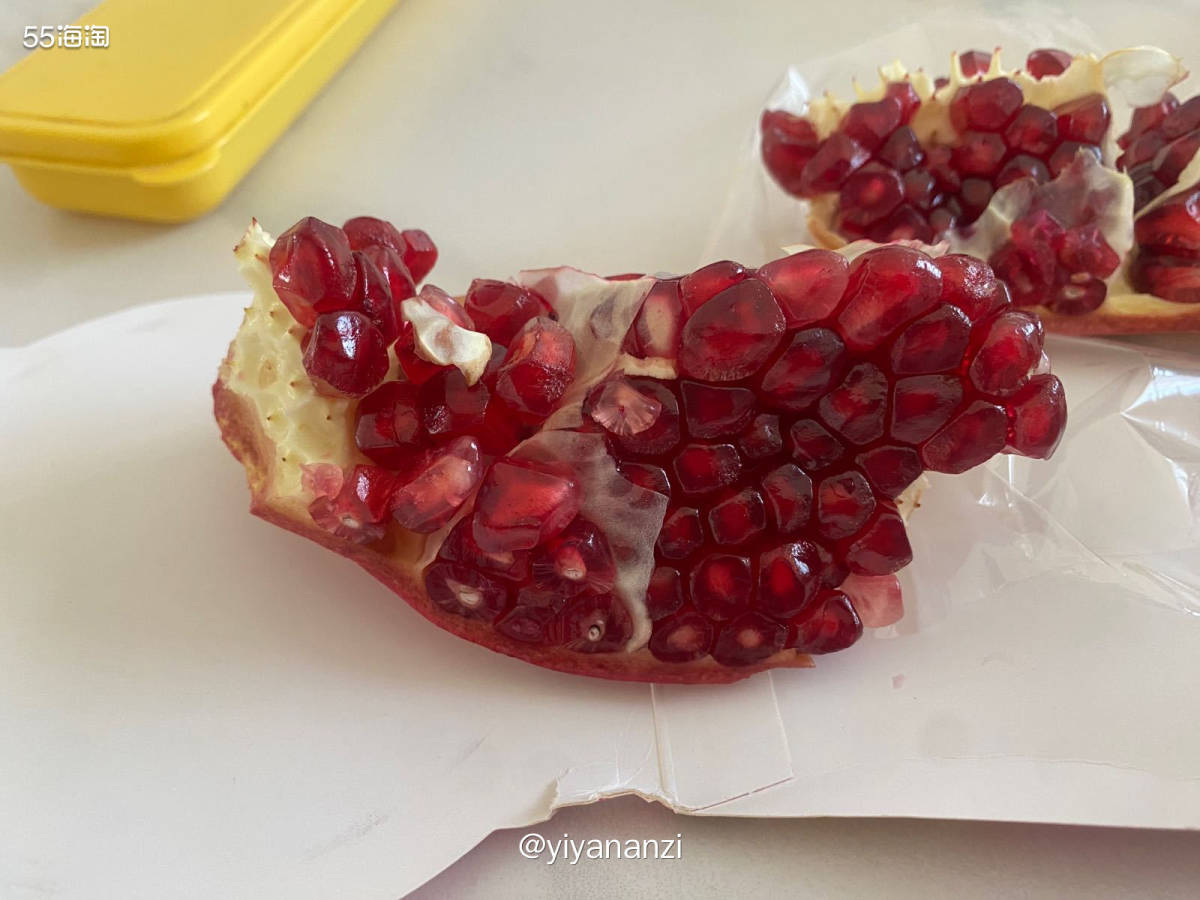 最近家里买了好几箱软籽石榴，主要是真的超级大，比我手还大。这