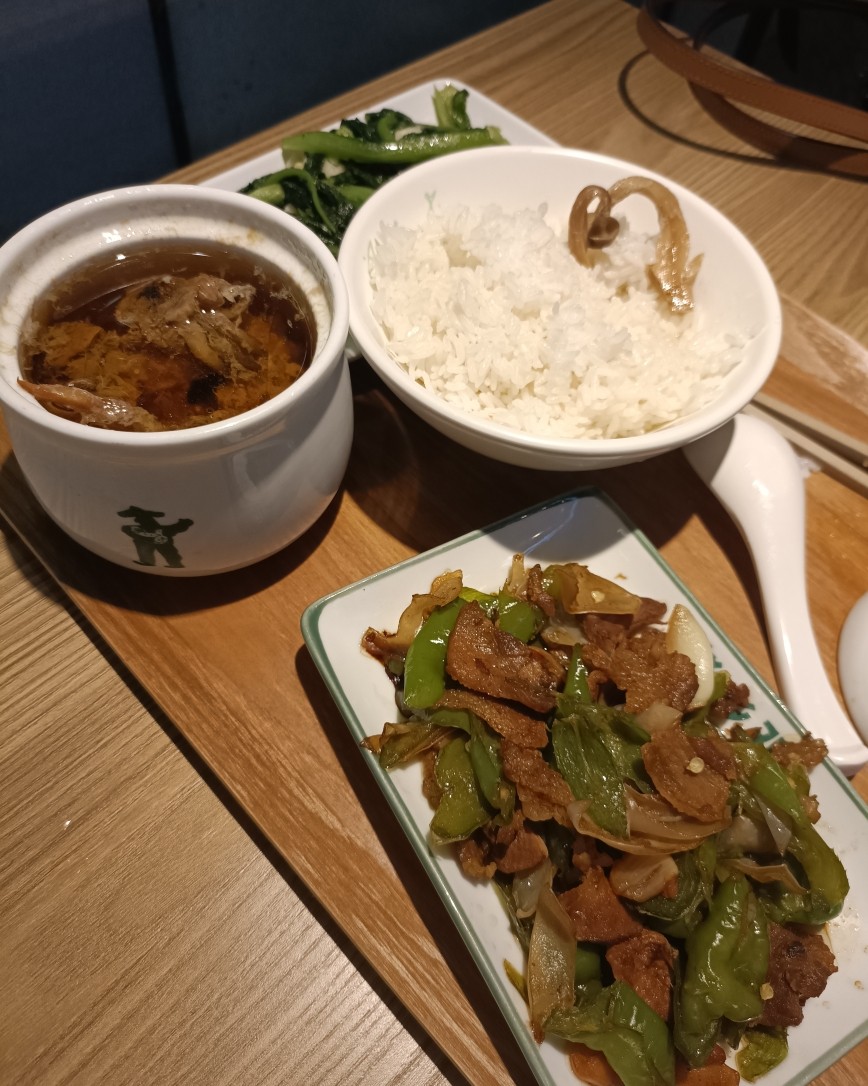 昨天带我女儿去逛万达广场，给她买零食吃，一般都是去孩子王那边