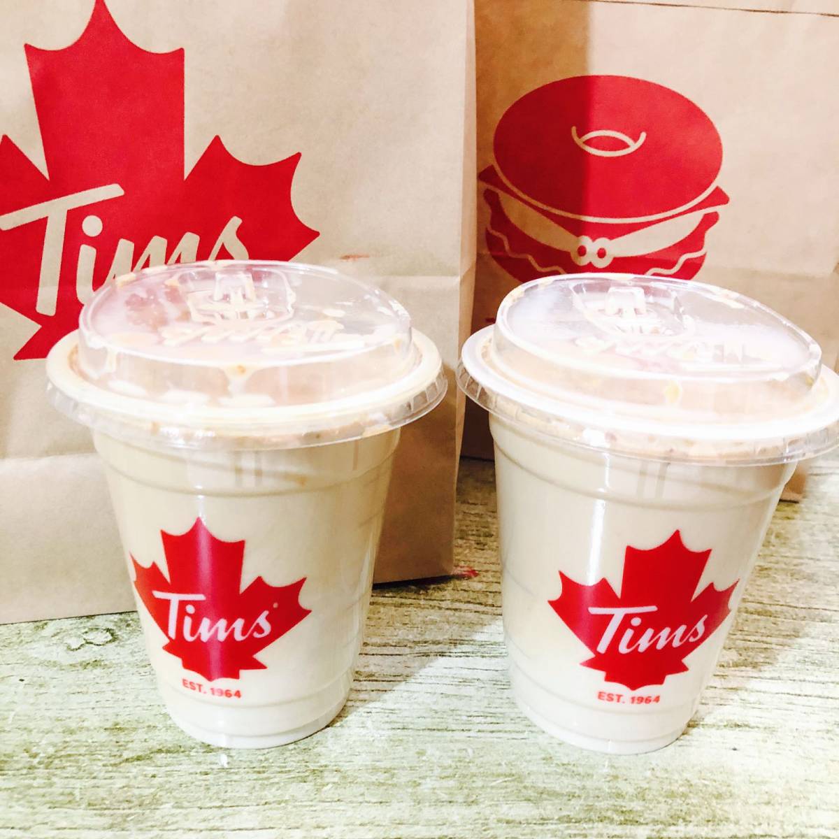 休息日最惬意啦！Tims最近上新品金桂燕麦拿铁和金桂拿铁看着