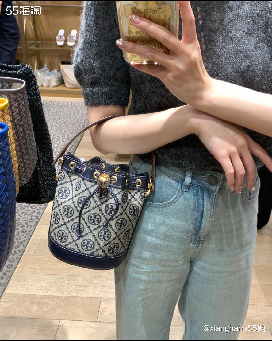 tb老花水桶包，他家最火爆的款。包包本身配不是太高的妹子真的