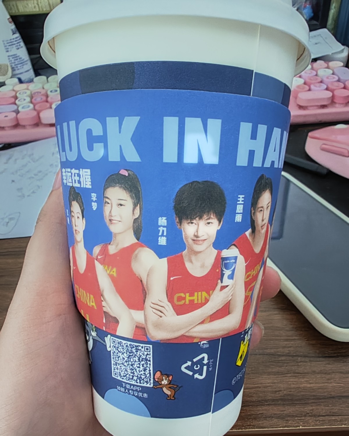 唉，每天上班都是好困好困的状态，正好今天是美团神券日呀，来一