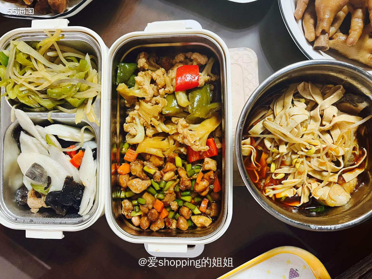 中午去食堂打菜，家里煮的饭，带回家吃好省事呀~一上午都不用忙