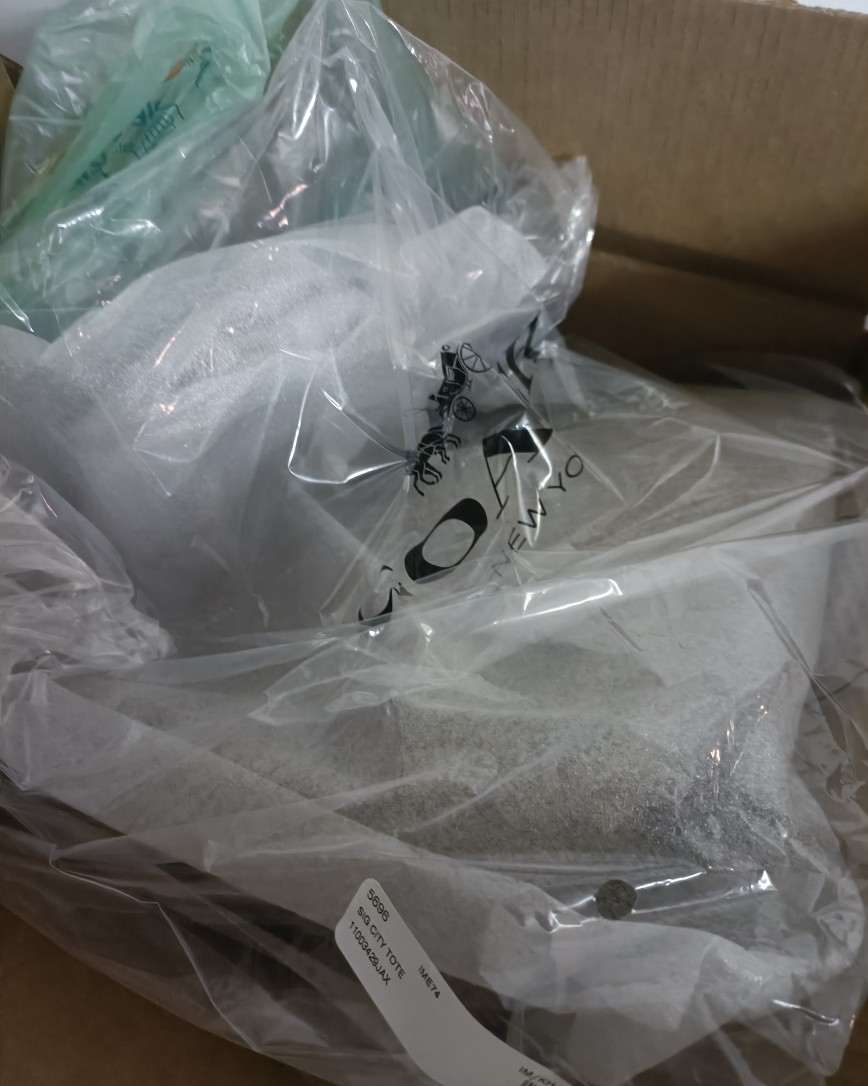 前段时间我自用了coach的奶茶托特，非常好用，后面又买了老