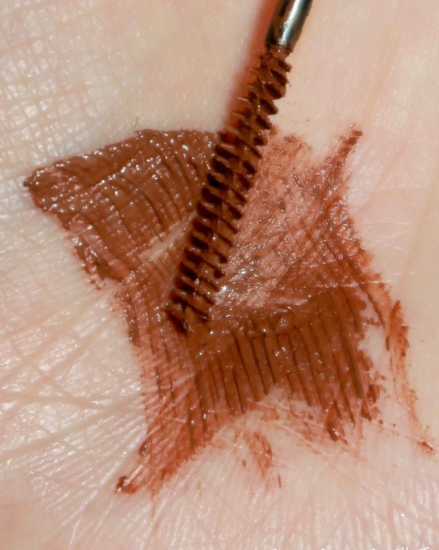 这只的质地很特别 其他睫毛膏被火棍烧一下之后 只是会把多余的