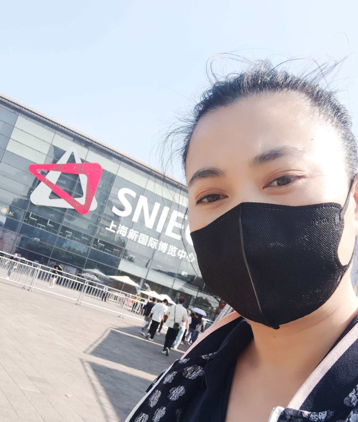 这是去玩具展，出去玩大浓妆就不合适了，一定淡淡的，若有若无，