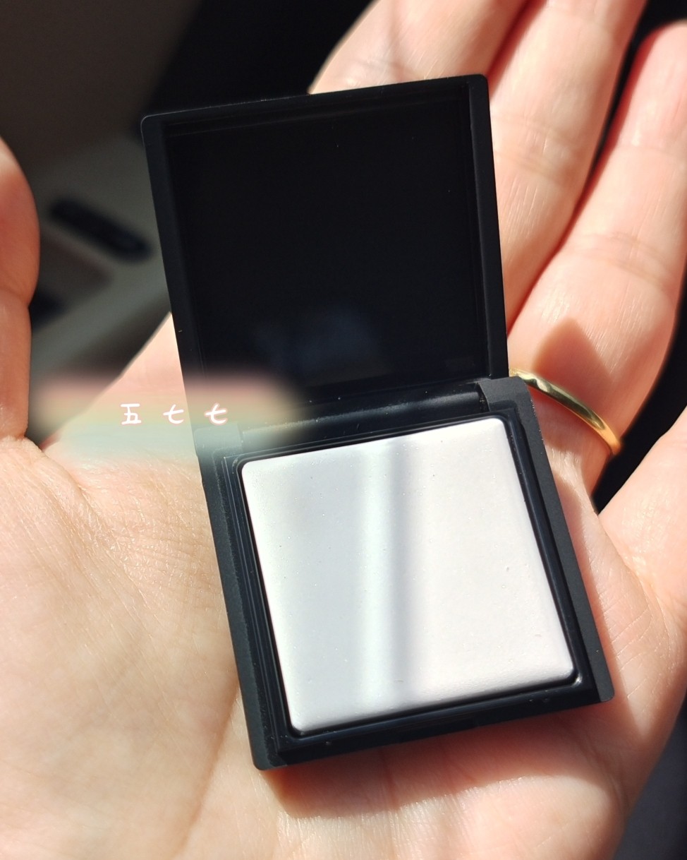 这是去玩具展，出去玩大浓妆就不合适了，一定淡淡的，若有若无，