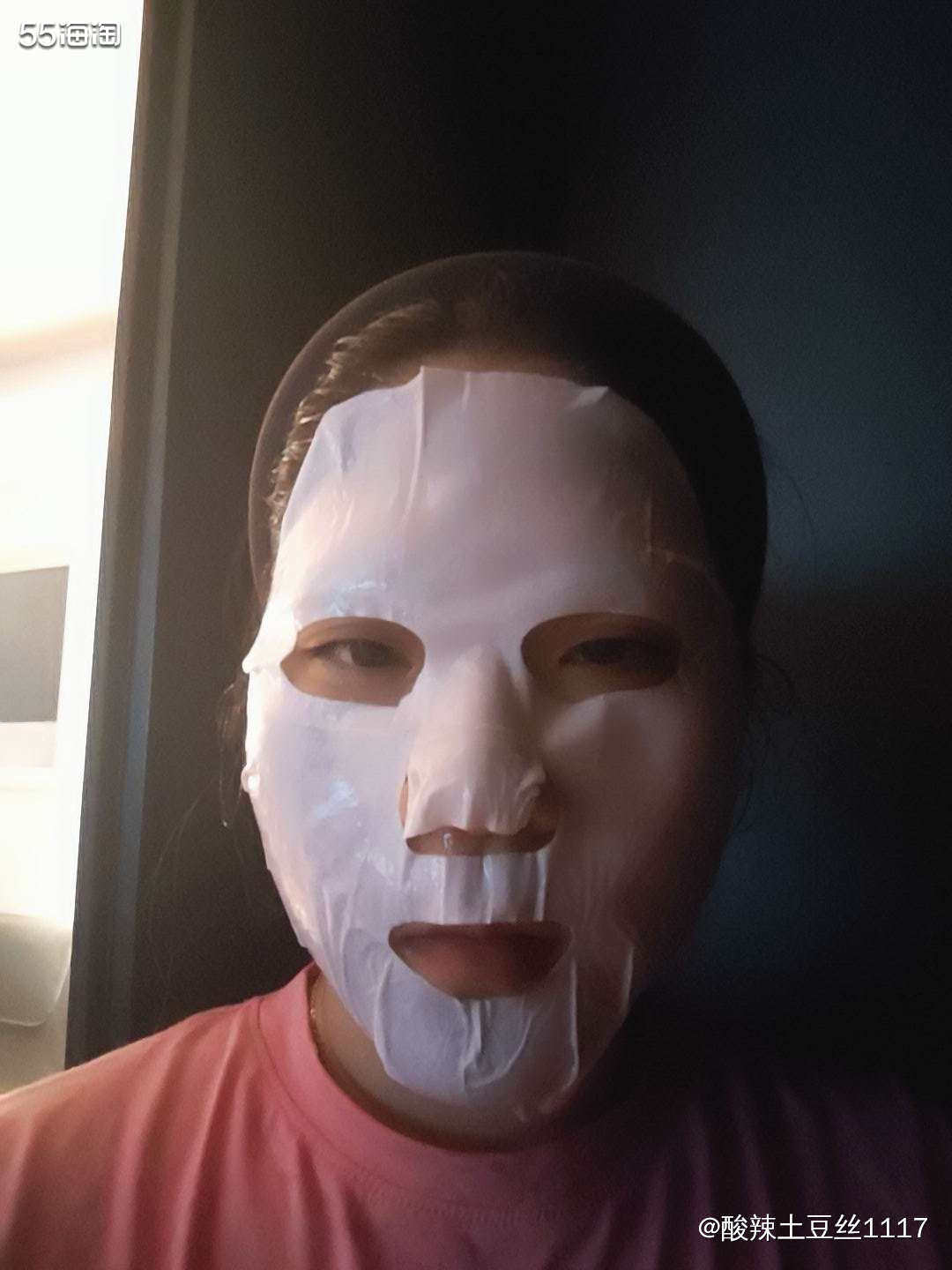 最近真的是爱上了国货，用的是珀莱雅的夜间提亮面膜。 他是那种