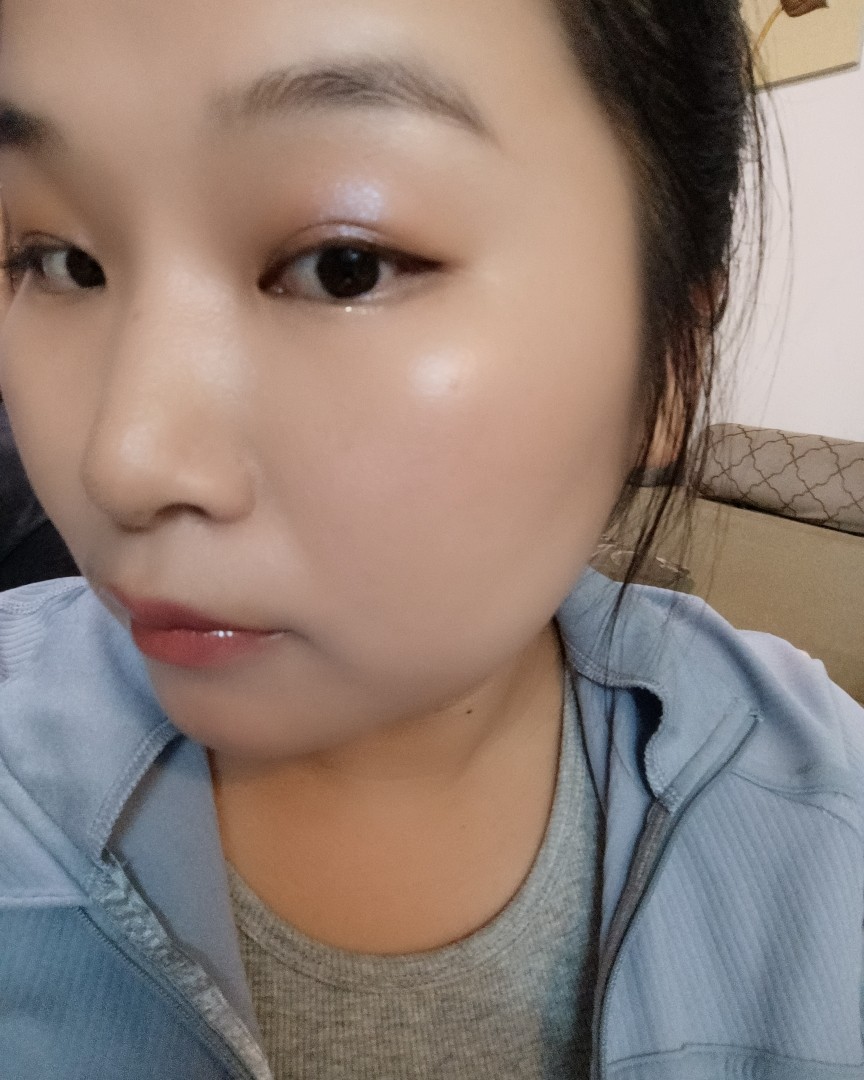 今晚要去看曾比特的演唱会，虽然没有约好人自己一个人去，但是也