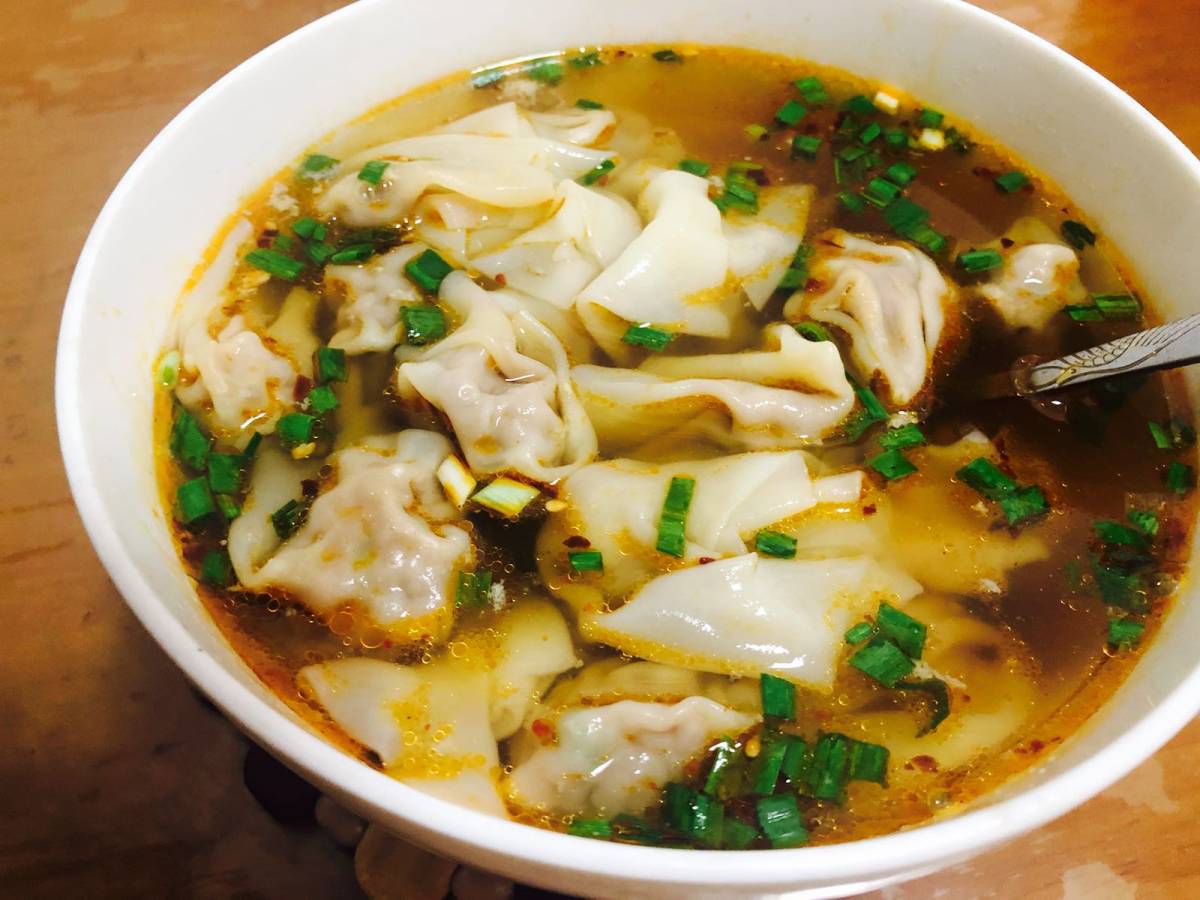 中午麻麻说换个口味直接包牛肉餛飩多吃点好搬砖😂所以大早去买