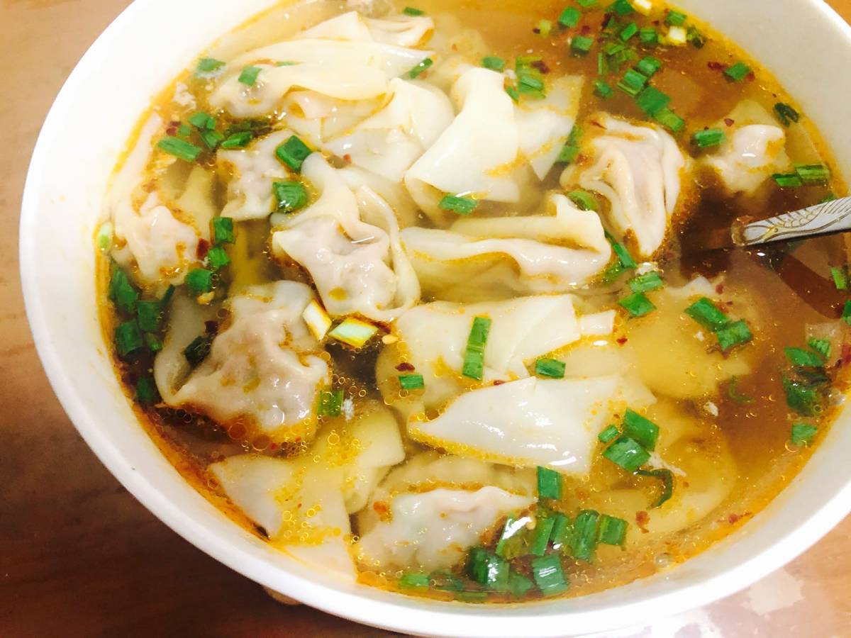 中午麻麻说换个口味直接包牛肉餛飩多吃点好搬砖😂所以大早去买