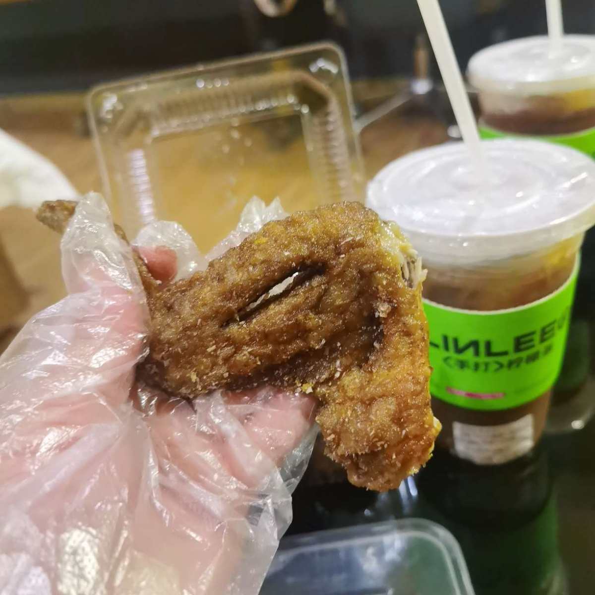 这周末陪老公回去佛山吃喜酒 住在酒店里看电视剧，最适合就是喝
