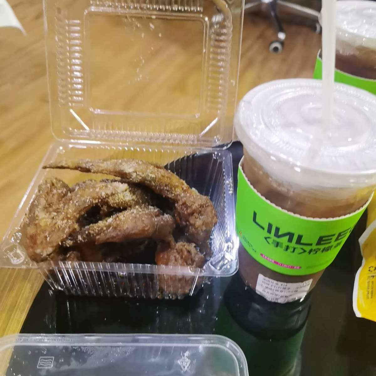 这周末陪老公回去佛山吃喜酒 住在酒店里看电视剧，最适合就是喝