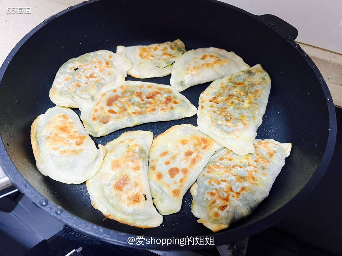 里面的韭菜好新鲜，菜盒自然要多吃几次，以前外婆就常做给我们吃