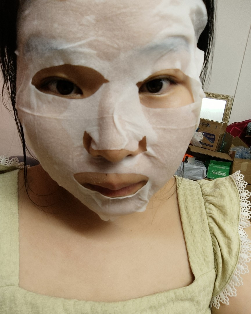 这是我前段时间买的国产面膜，是械字号的，也就是说对皮肤更友好