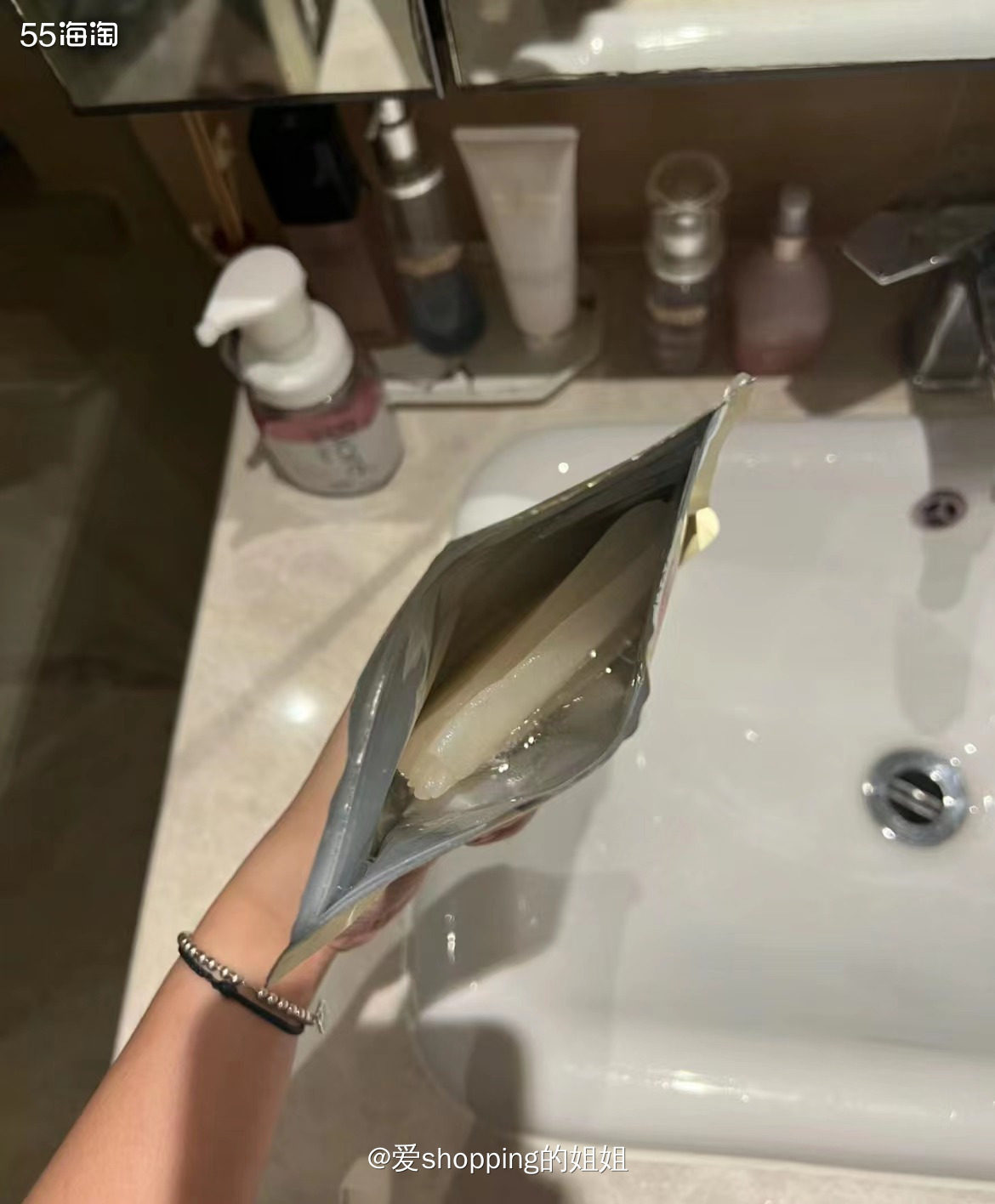 皇后的秘密被种草很久，但是褒贬不一，我选择了黄色款，保湿效果