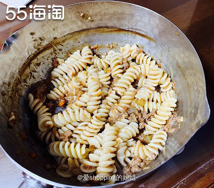 面条是在超市买的螺旋意大利面，西红柿意大利面酱是自己做的~一