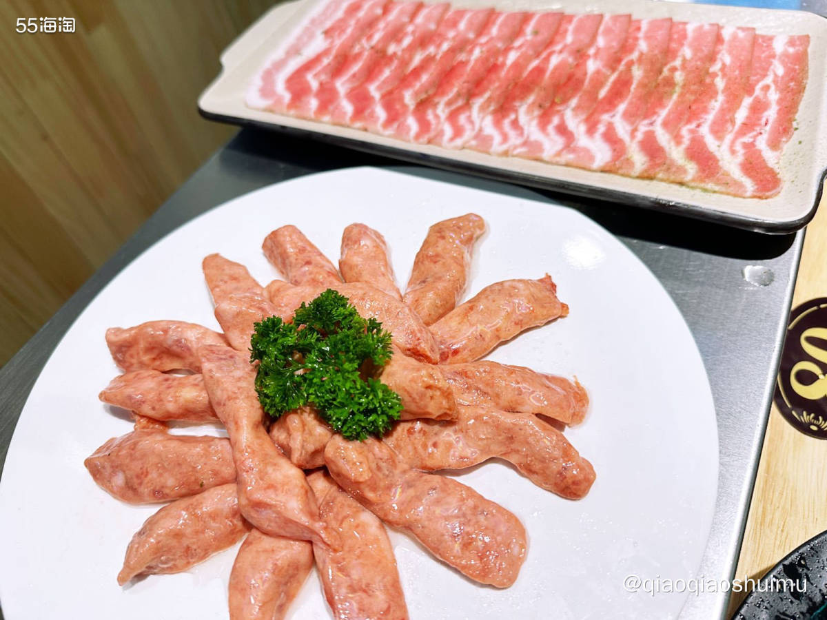 我发现，我太爱吃烤肉啦，特别是就着蒜片和甜汁，我可以天天吃～