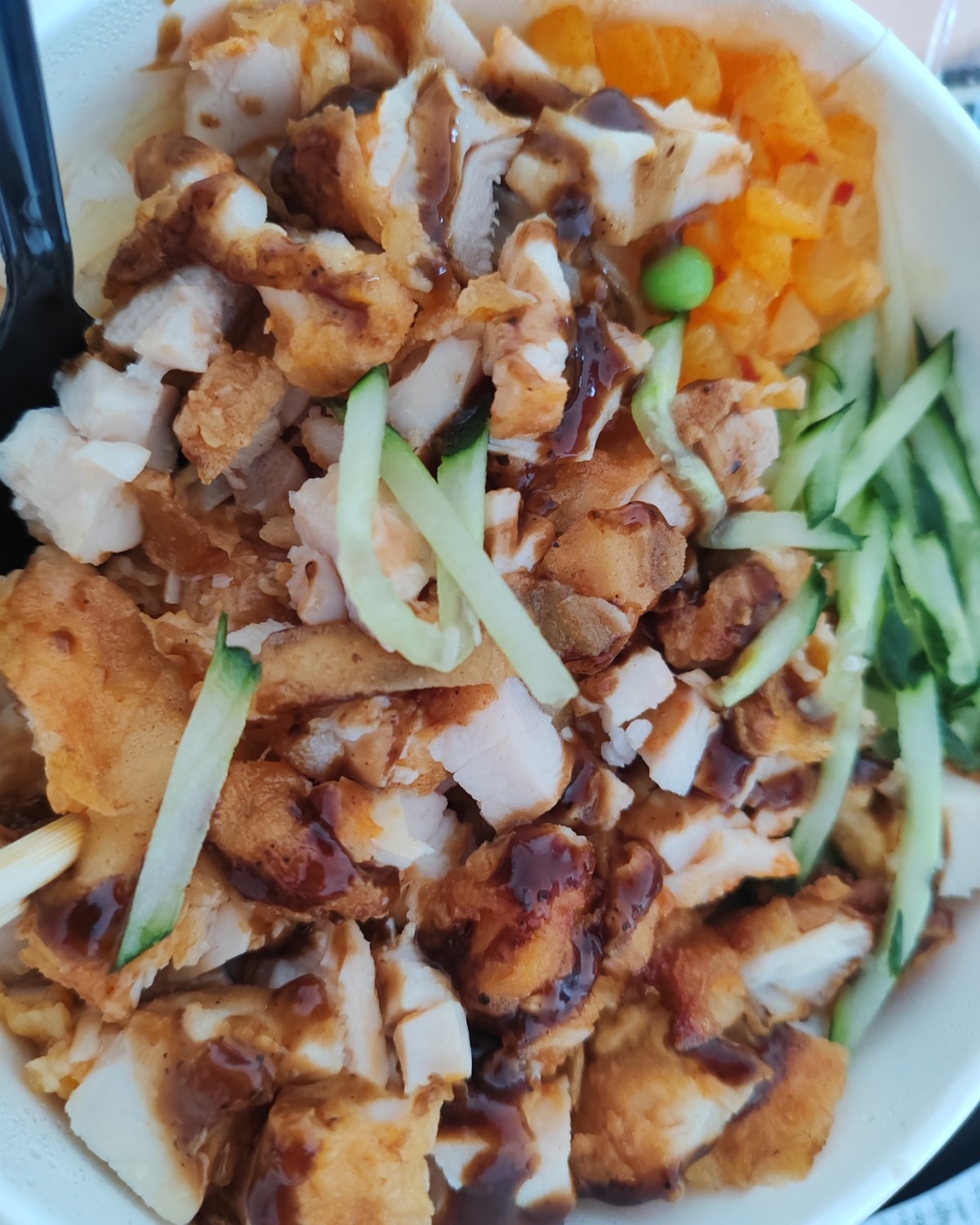 脆皮鸡米饭应该也是外卖比较多的一款了，记得有一段时间是天天点