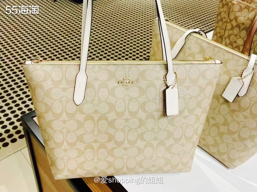 👛这款是之前coach outlet做活动入手的，通常很难