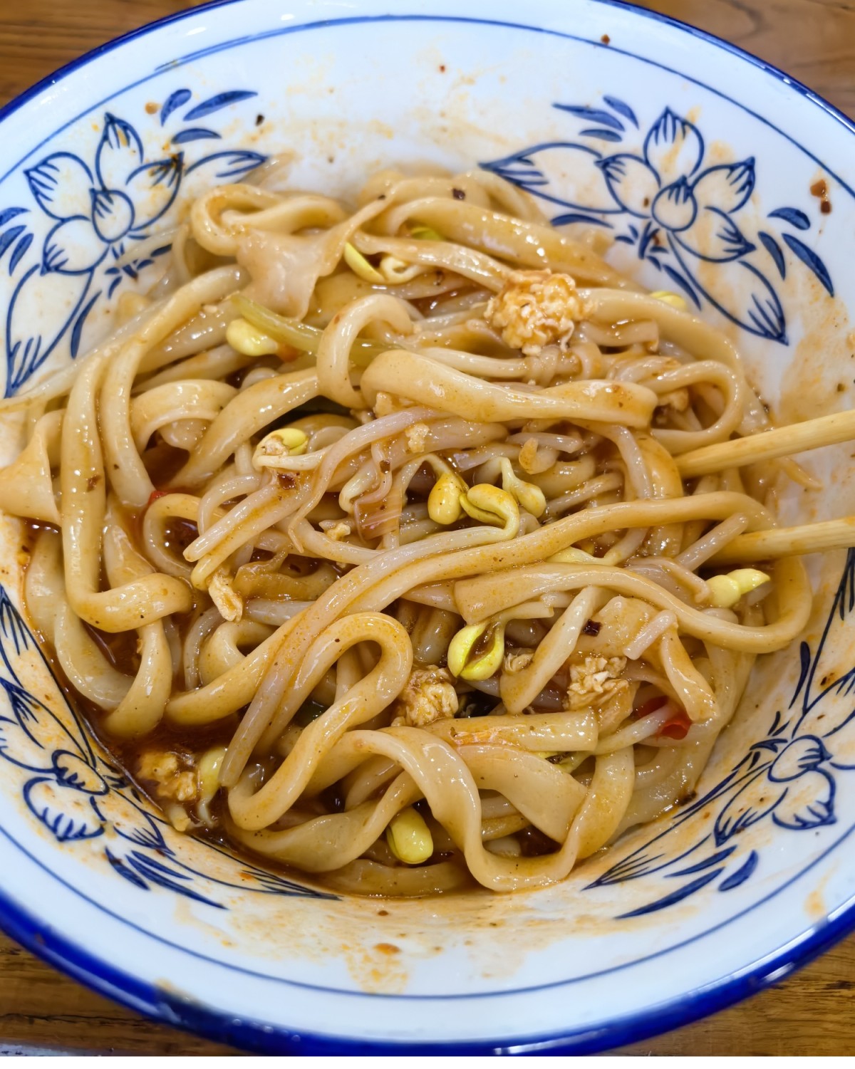 老陕人的午餐从一碗普普通通又筋道的拉条子开始。 拉条子由拉面
