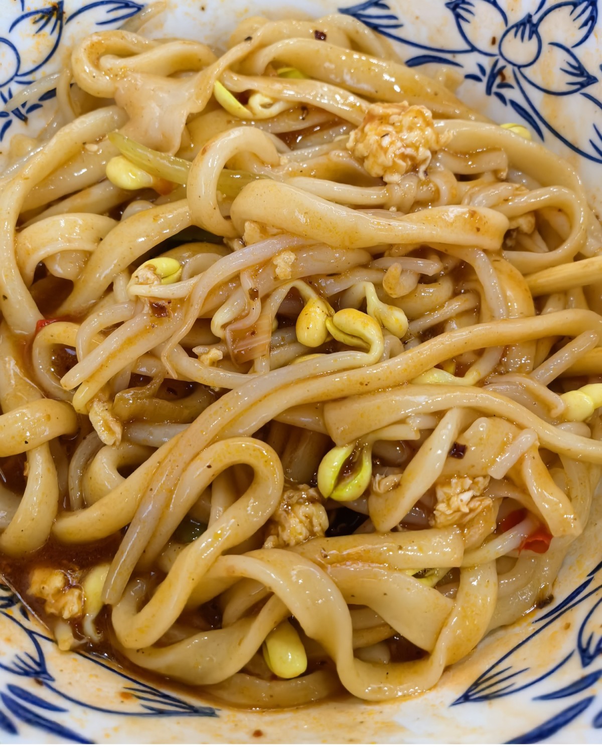 老陕人的午餐从一碗普普通通又筋道的拉条子开始。 拉条子由拉面