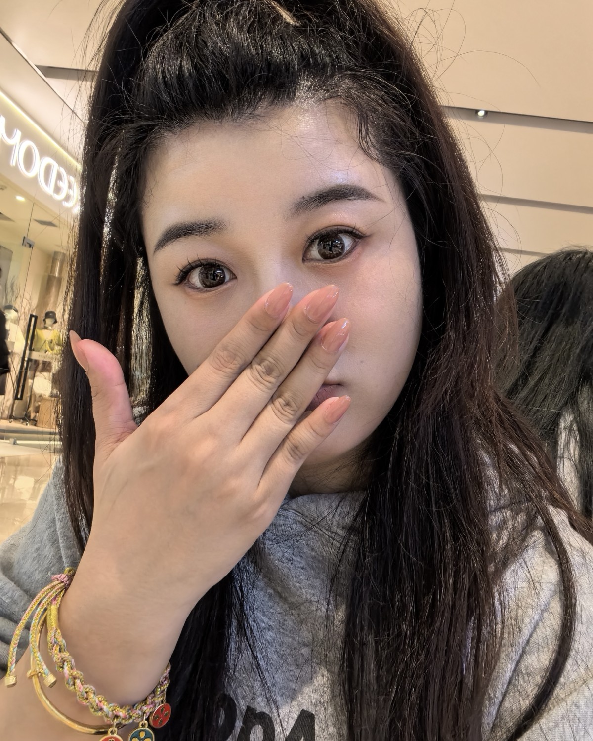 今年炒鸡流行美拉德色系穿搭。 心血来潮也花了了个半美拉德妆容