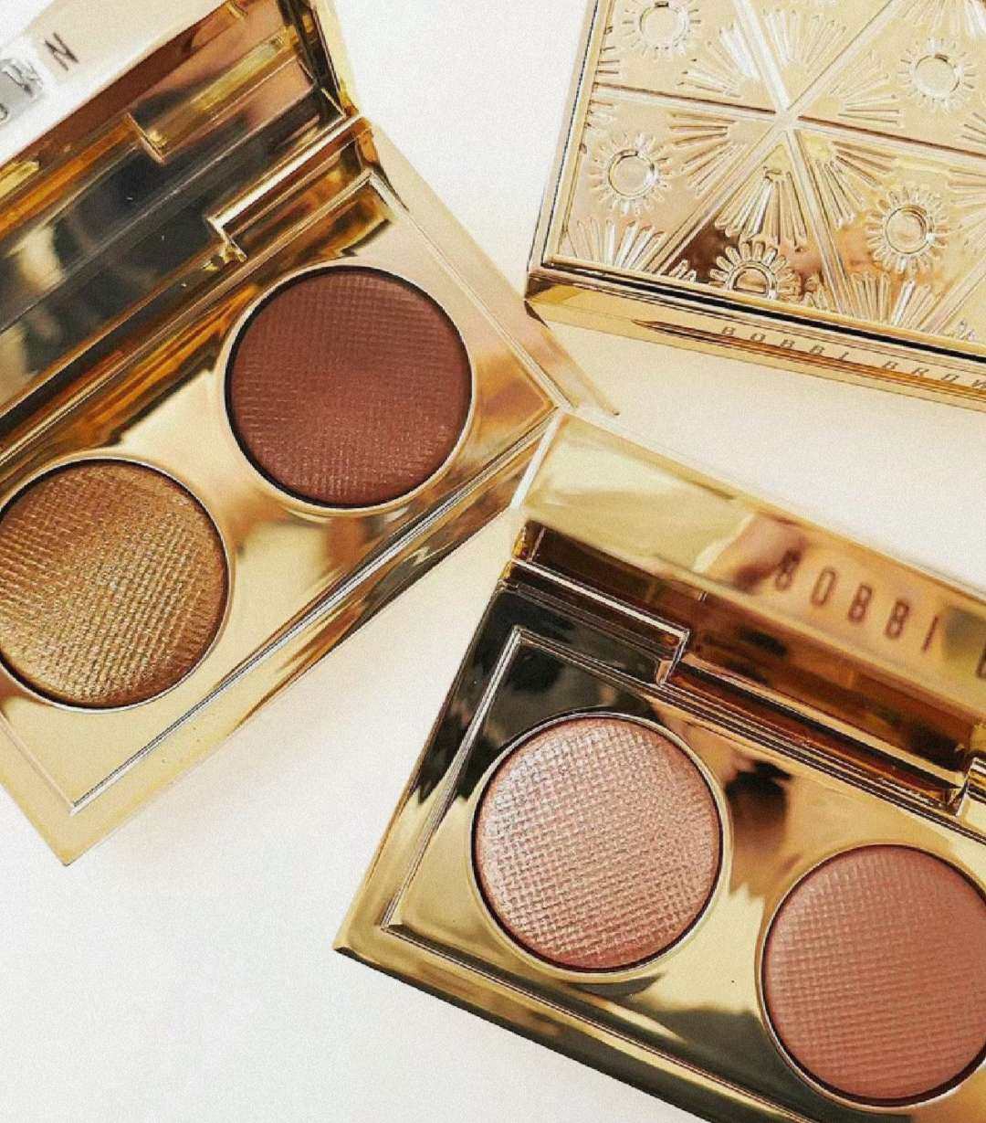前段时间我看到Bobbi brown的限定双色眼影就被吸引了