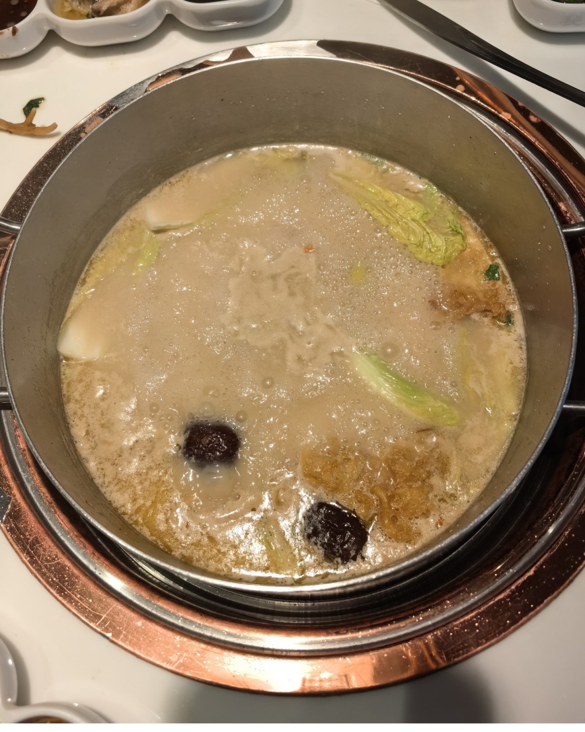 今天变天。天开始凉凉的。 中午和朋友小聚选了猪肚鸡。 蛮适合