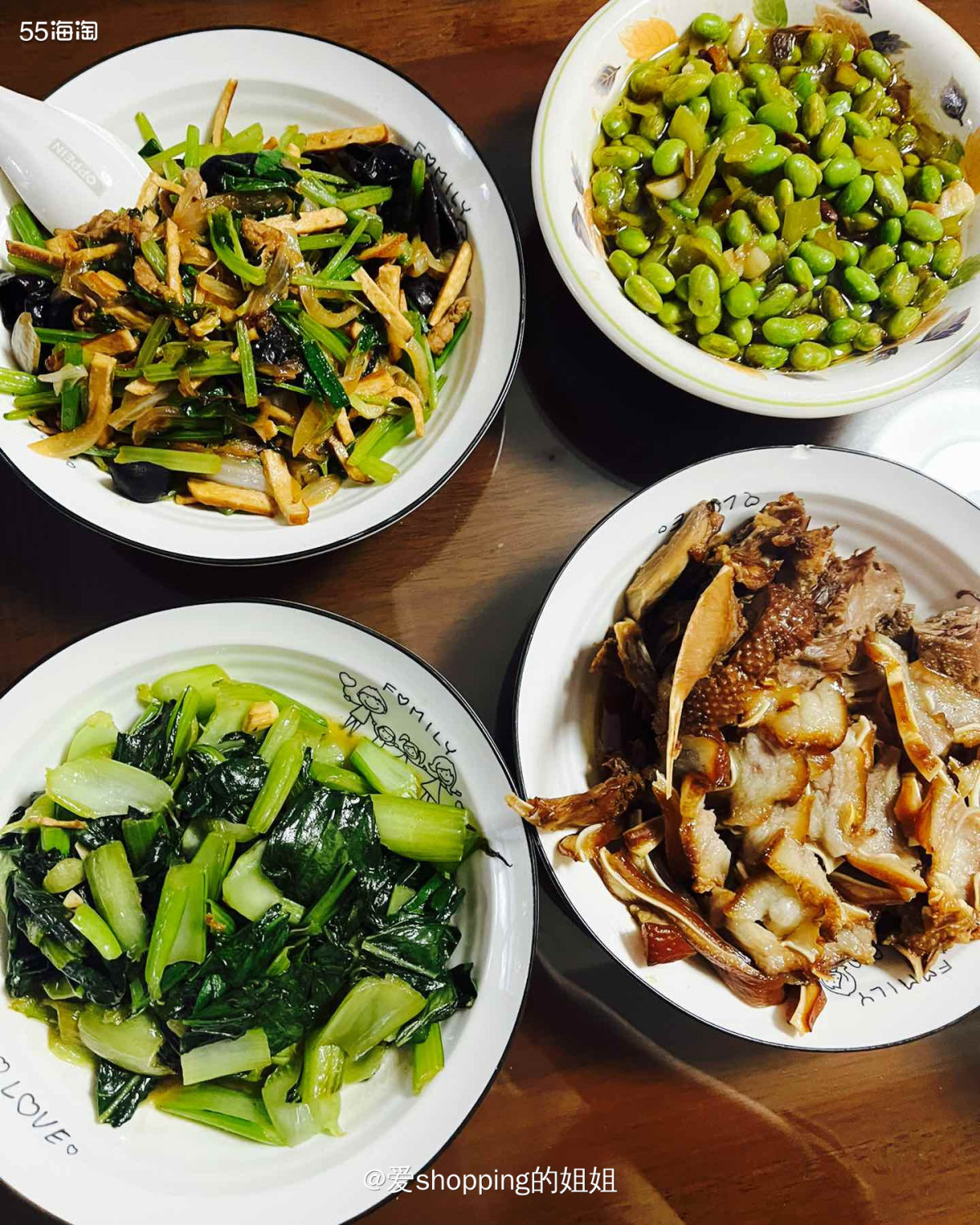 这是家里人食堂做的卤菜，一次买了很多冻在冰箱里，好像是卤鸭和