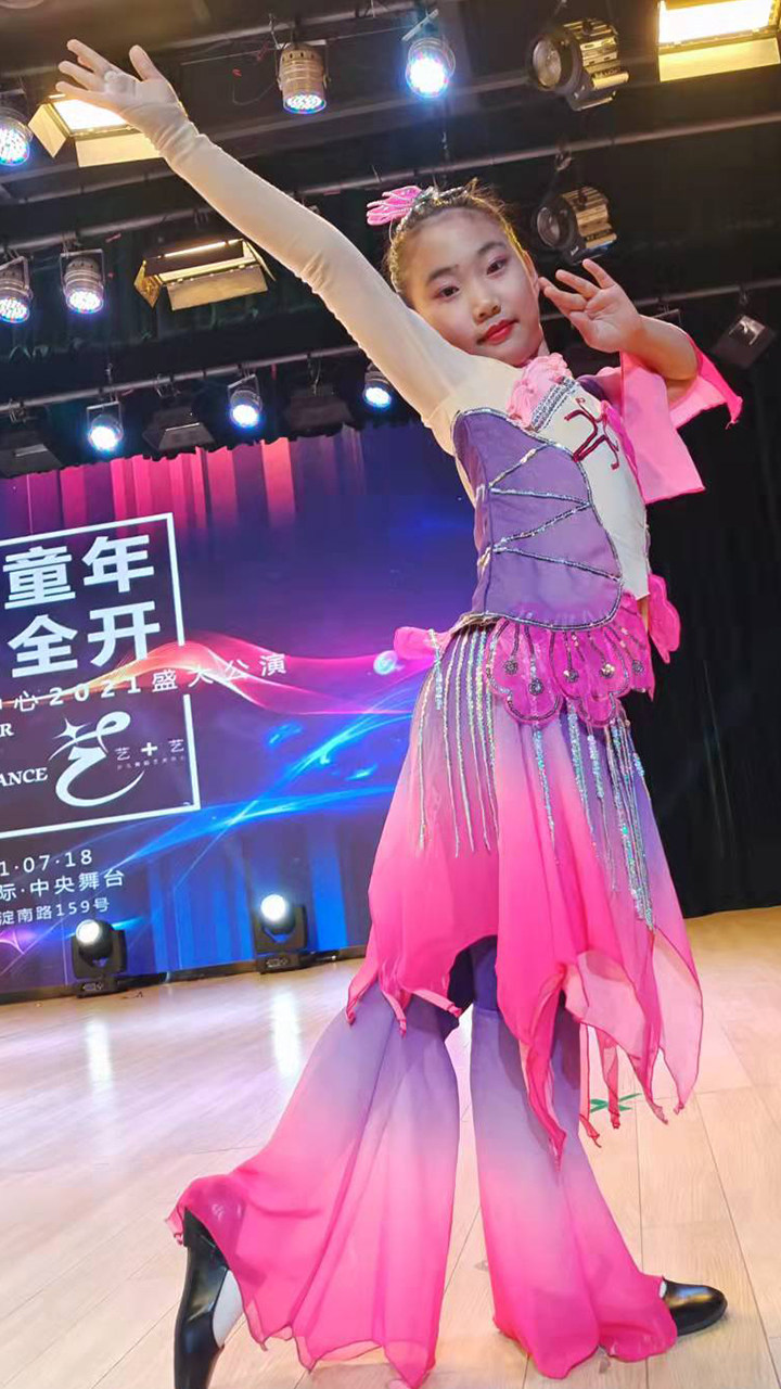 我化妆的巅峰之作，这粉紫的眼影，真的发挥出我正常水平了 附近