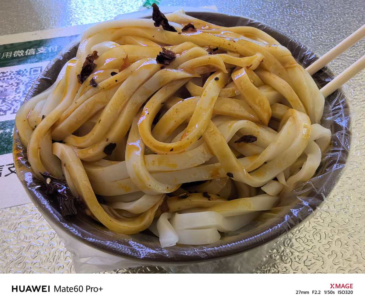 中午去市场吃了凉皮。 这家是麻酱凉皮。 凉皮是蒸出来的。 面