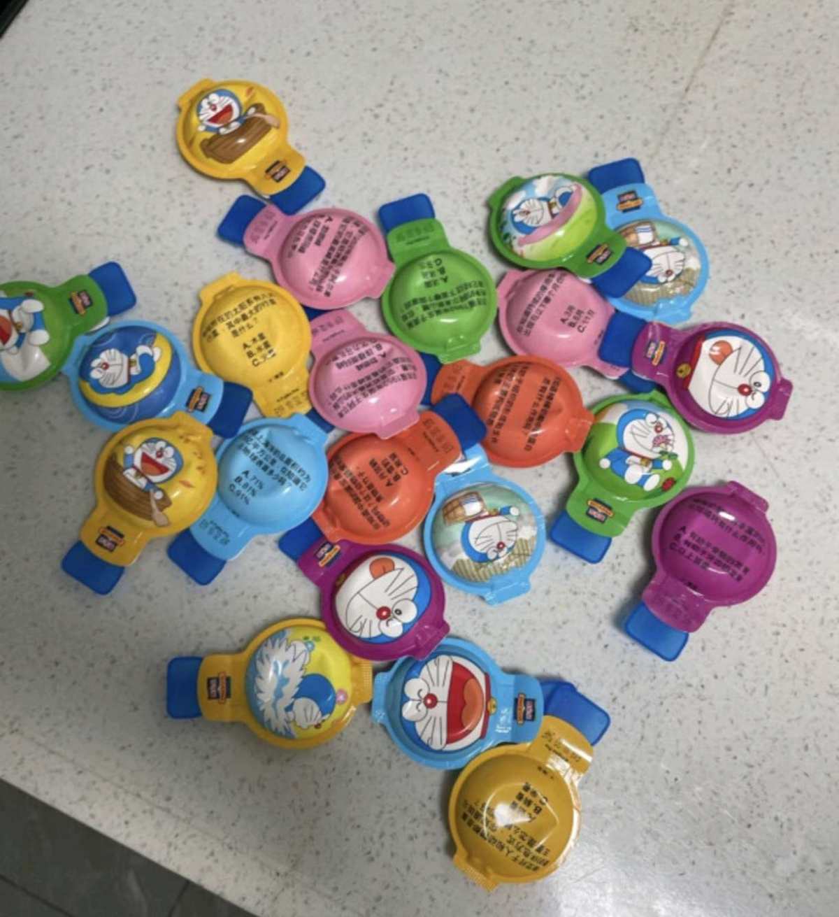 沫沫小朋一岁多2岁的的时候给她买奶酪棒结果全给我送桶了，每次