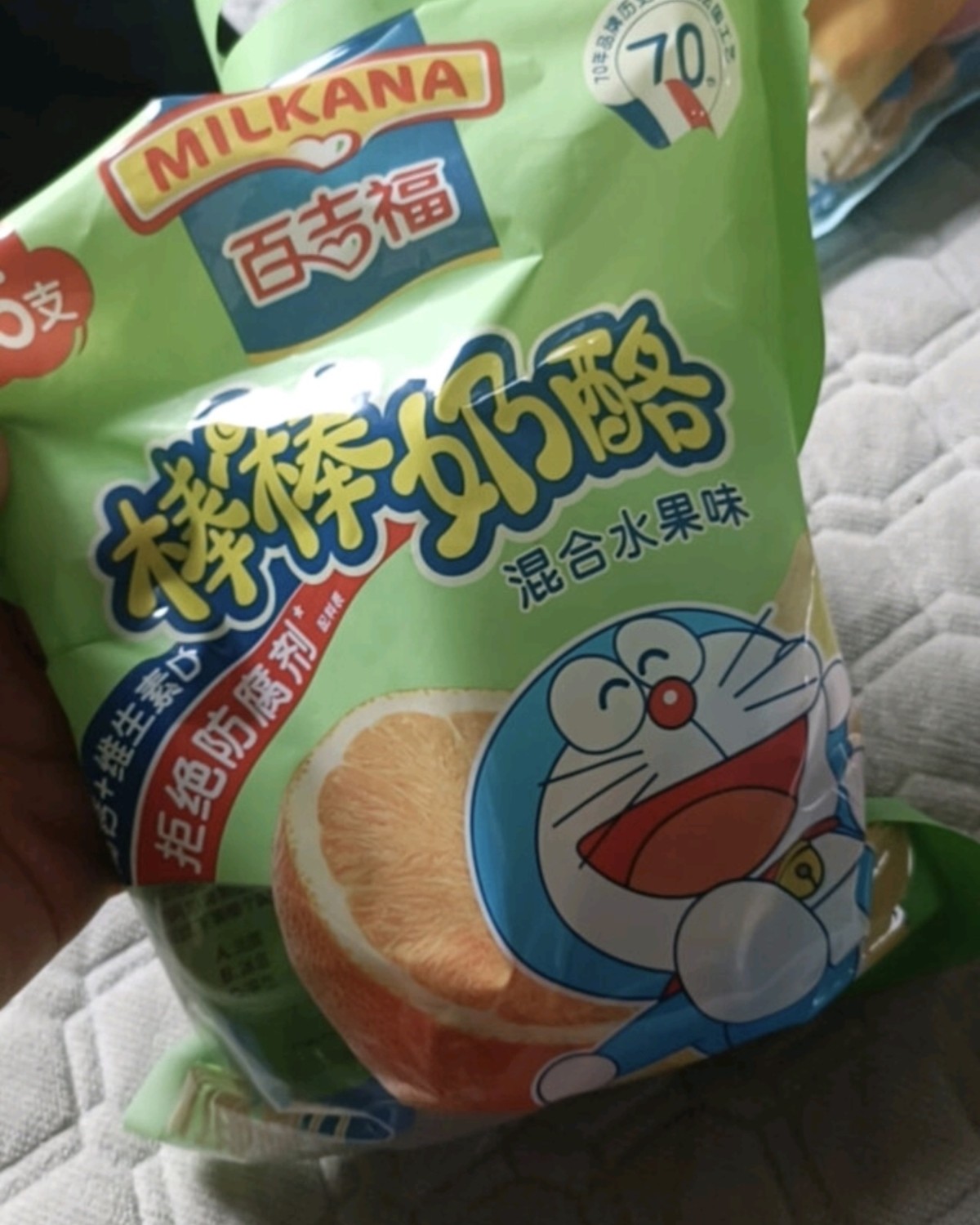 沫沫小朋一岁多2岁的的时候给她买奶酪棒结果全给我送桶了，每次