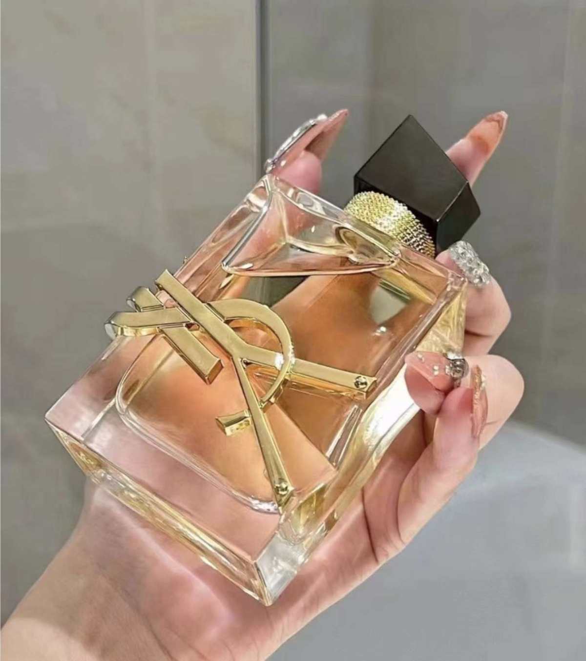 YSL的自由之水香水分为浓香和淡香，但是很多的小伙伴可能和我