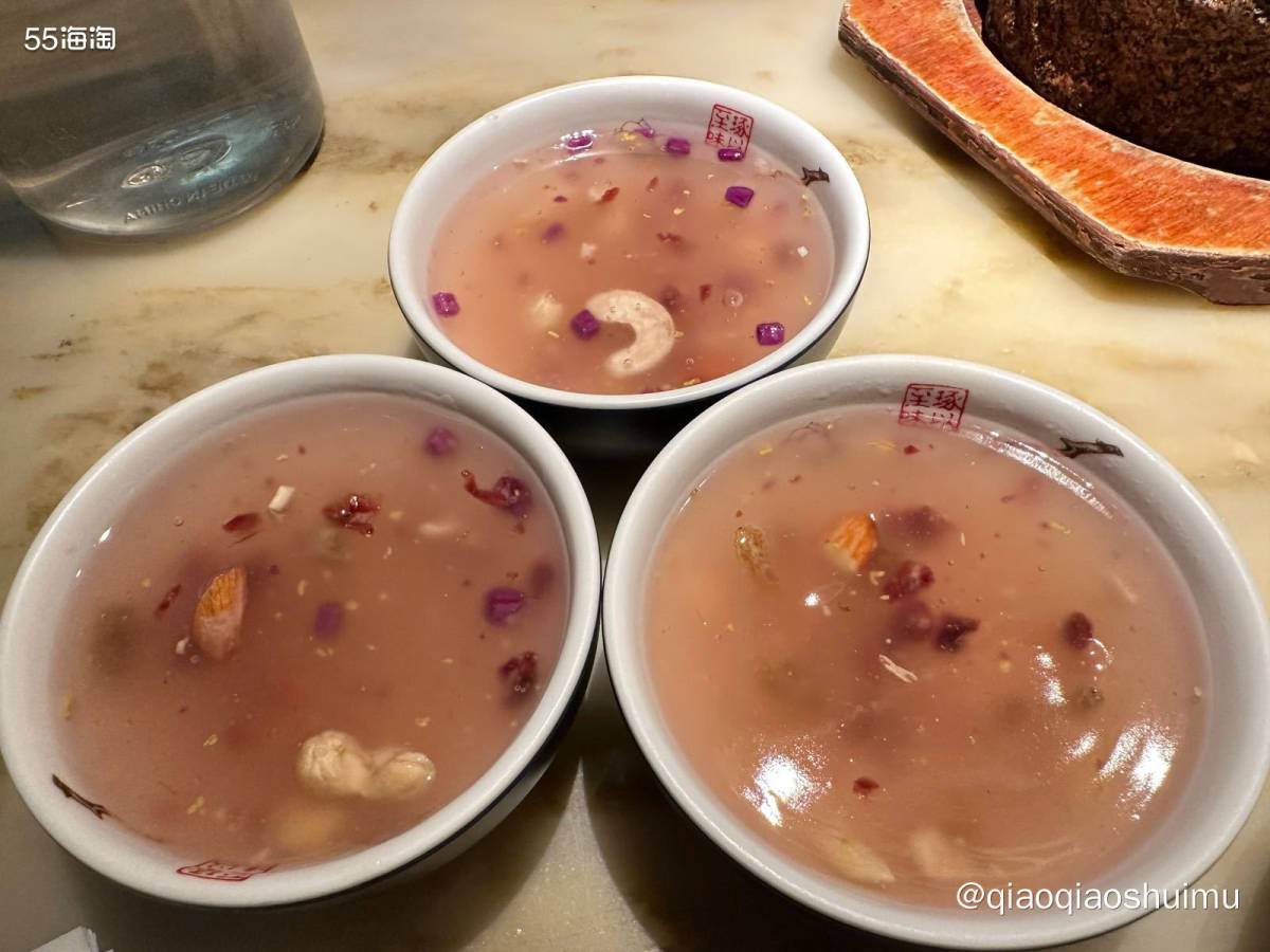 绿茶餐厅好像一直还挺火，感觉是外婆家的姊妹店。但我其实吃的不