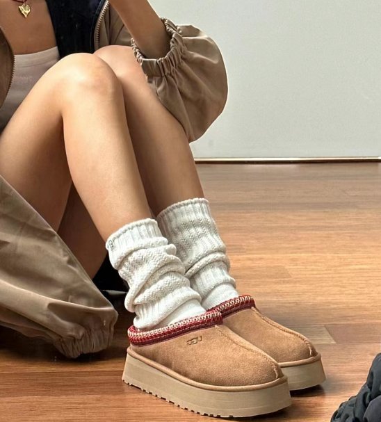 天气越来越冷噜，准备买雪地靴，看到UGG的雪地靴，还是一如既