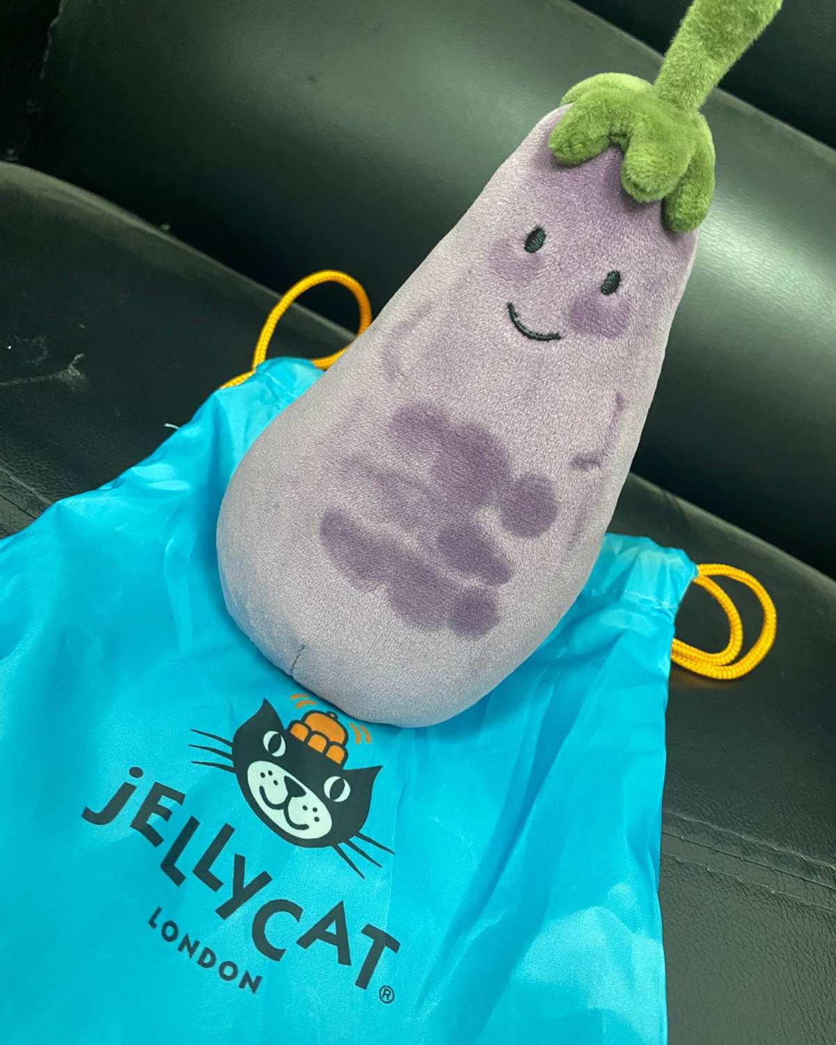 入手的第三个jellycat 拥有了网红茄子，得到了百变风格