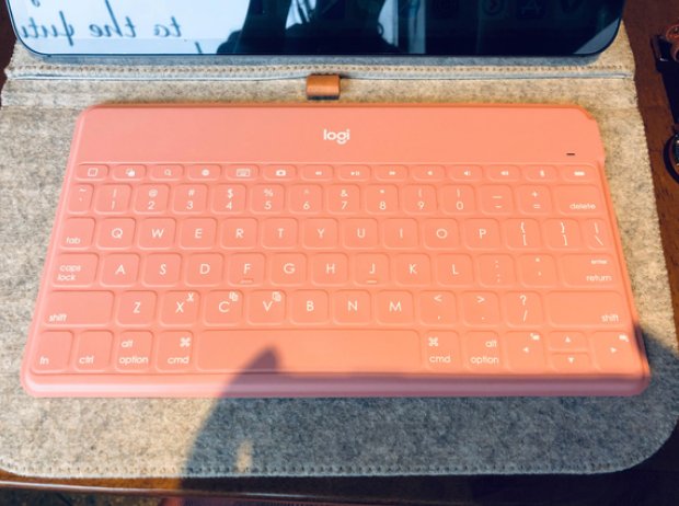 买这个键盘是专门搭配iPad Pro用的，苹果官方的键盘双面