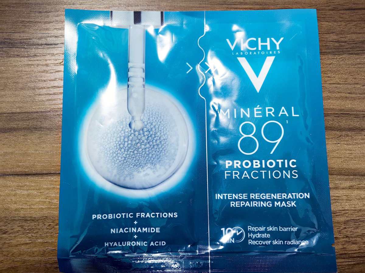 前几天和闺蜜一起进城理发的时候，她给我带了几片这个薇姿的密集