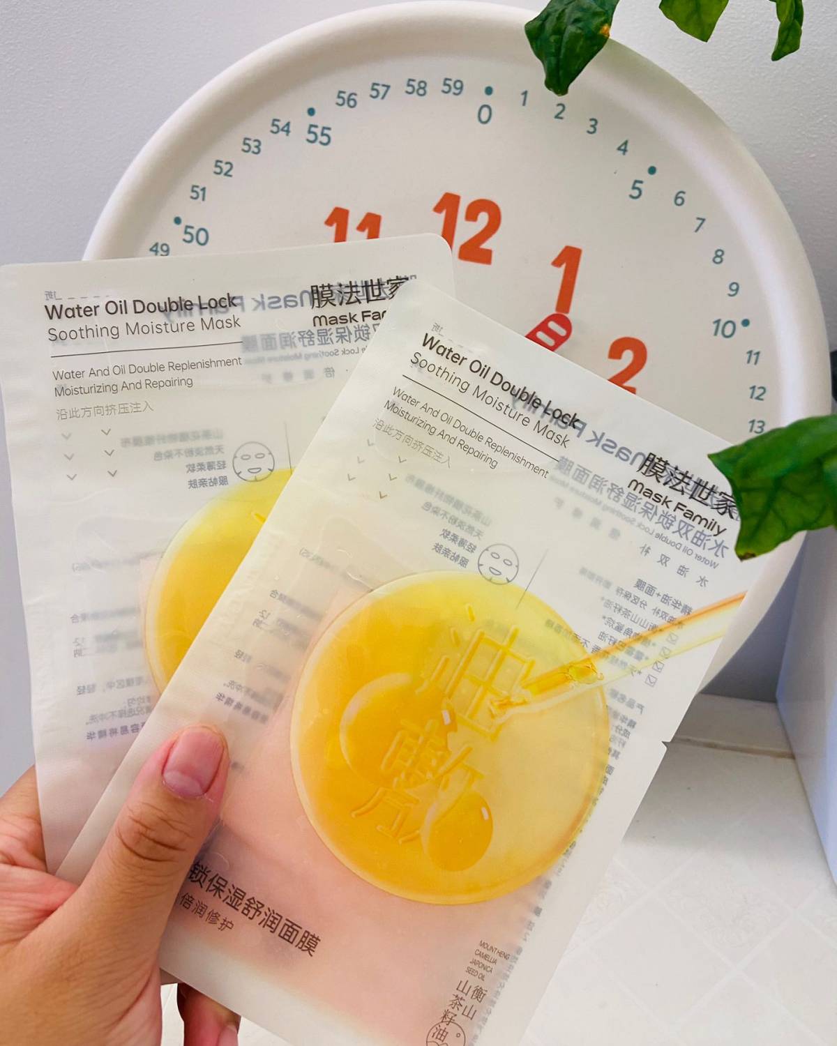 今天用的是法世家的水油双锁保湿霜润面膜，他主打的是水油双补倍