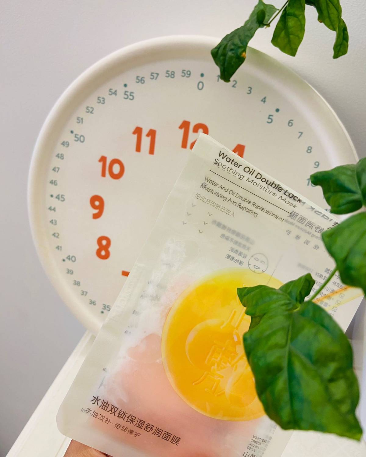 今天用的是法世家的水油双锁保湿霜润面膜，他主打的是水油双补倍