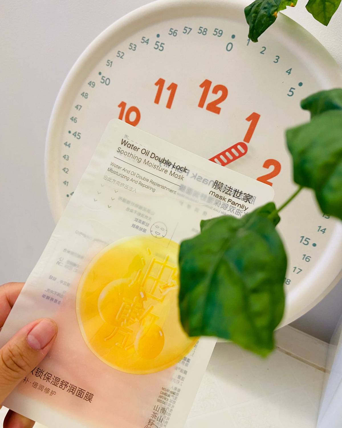 今天用的是法世家的水油双锁保湿霜润面膜，他主打的是水油双补倍