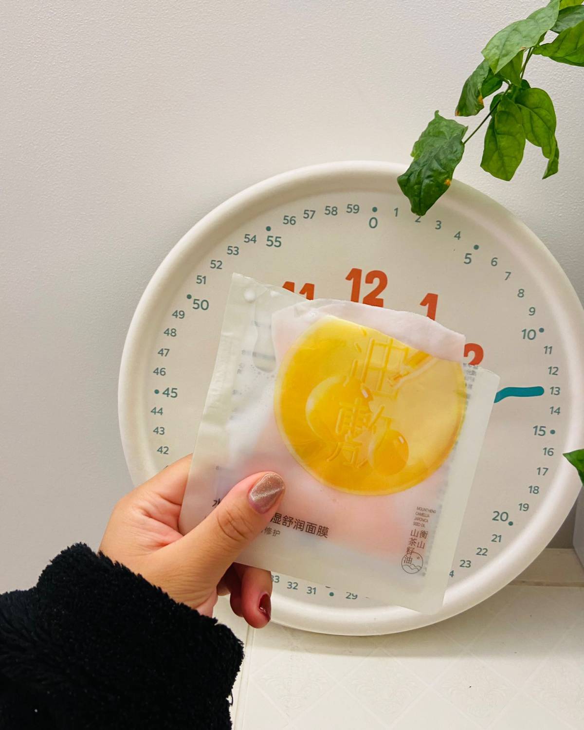 今天用的是法世家的水油双锁保湿霜润面膜，他主打的是水油双补倍