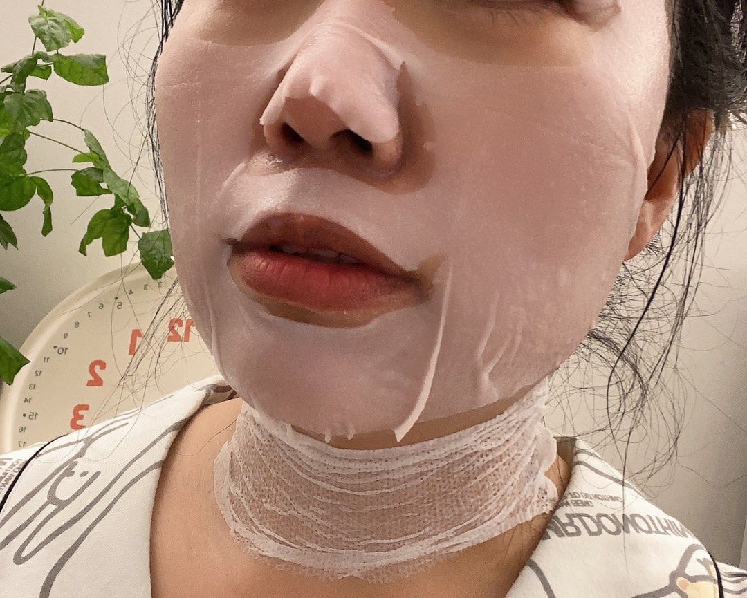 今天用的是法世家的水油双锁保湿霜润面膜，他主打的是水油双补倍