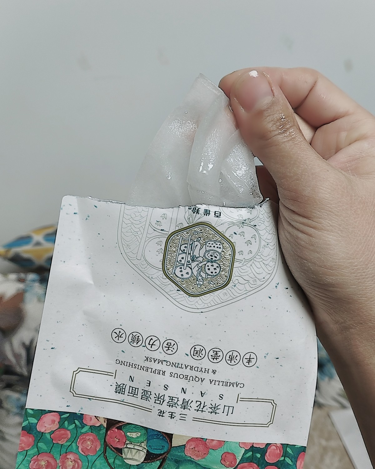 今天登场的是我常备的老朋友百雀羚三生花系列面膜和。这个是囤货