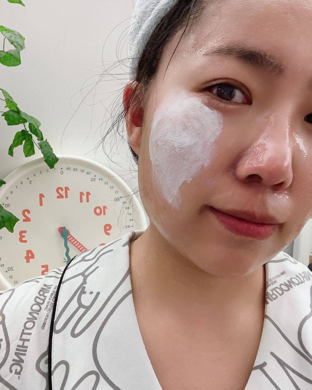 今天我来做了清洁面膜，我今天用的是毕生之言的水杨酸调理冻膜，